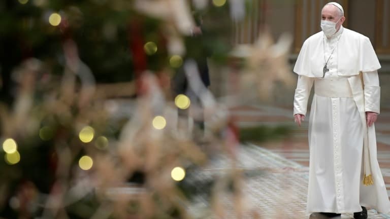 Photo fournie par le Vatican du pape François arrivant au Vatican pour son message de Noël, le 25 décembre 2020