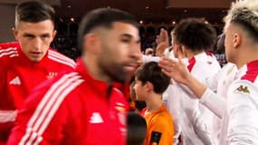 Trubin ignore soigneusement Golovin, y compris du regard, en passant devant le milieu russe de l'AS Monaco, le 12 février 2025