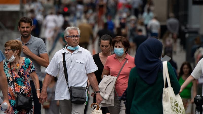 Des passants dans les rues de Nantes (Loire-Atlantique), le 17 juin 2021