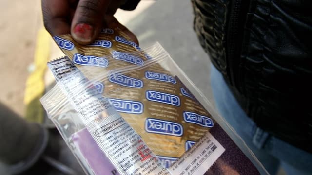 Des préservatifs distribués par un centre mobile de prévention des MST.