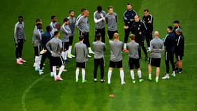 Les Monégasques, regroupés sur la pelouse du Signal Iduna Park de Dortmund.