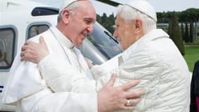 Le pape François a rencontré samedi à Castel Gandolfo, au sud-est de Rome, son prédécesseur Benoît XVI, devenu "pape émérite" à la suite de sa renonciation au trône pontifical fin février. /Photo prise le 23 mars 2013/REUTERS/Osservatore Romano
