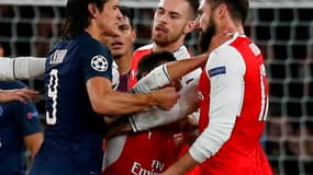 Cavani s'est emporté avant la mi-temps à l'Emirates.