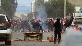Des affrontements entre manifestants et policiers dans le centre-ville,  jeudi 21 janvier, à Kasserine. 