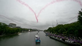 La Patrouille de France a tracé un coeur dans le ciel de Paris durant la cérémonie d'ouverture des JO 2024.