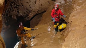 Une équipe de spéléologues s'aventurent dans les tréfonds du gouffre de Padirac, le 08 avril 2009 à Padirac. (PHOTO D'ILLUSTRATION)