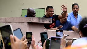 Kylian Mbappé salue des fans au stade municipal du Thor, le 13 juillet 2023