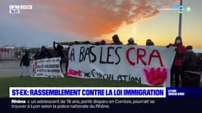 Rassemblement contre la loi immigration devant le centre de rétention Lyon Saint-Exupéry