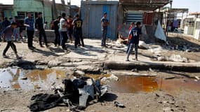 Lieu de l'explosion d'une bombe, à Bagdad. Deux attentats à la bombe ont tué au moins treize personnes samedi dans la capitale irakienne au deuxième jour de la fête musulmane de l'Aïd al Adha. /Photo prise le 27 octobre 2012/REUTERS/Thaier al-Sudani