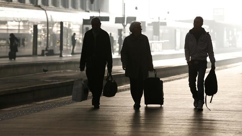 Les perturbations dans l'aviation civile se sont amplifiées mercredi en France, et les cheminots s'apprêtent à prendre le relais jeudi à l'appel de quatre syndicats de la SNCF. /Photo d'archives/REUTERS/Charles Platiau