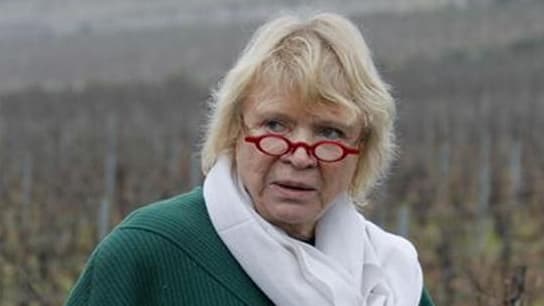 Eva Joly a invité lundi les leaders de l'opposition française à tenir une "réunion interpartis" sur le nouveau traité européen, une idée évoquée la veille par Daniel Cohn-Bendit. /Photo prise le 24 novembre 2011/REUTERS/Robert Pratta
