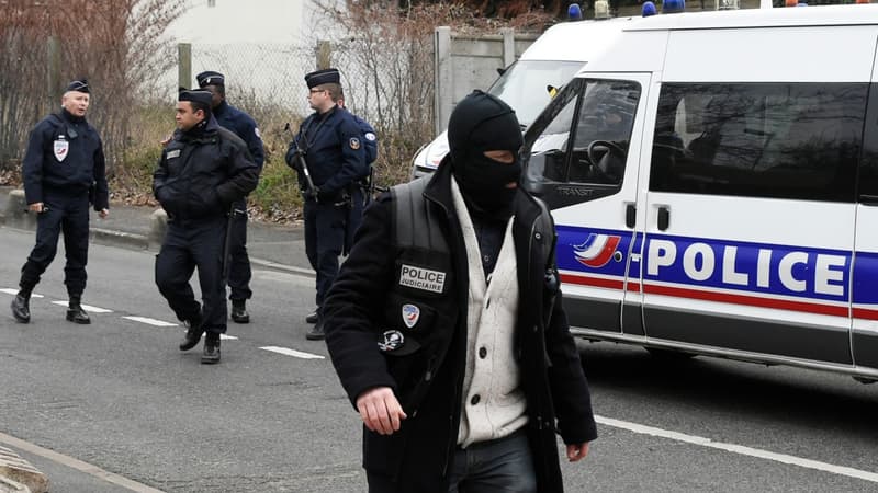 Des officiers de police et des membres de la police judiciaire lors de la reconstitution du meurtre de Aurélie Châtelain, le 20 mars 2016