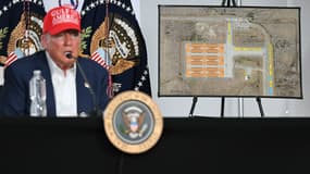 En Floride, le président américain Donald Trump s'exprime après avoir visité un centre de détention de migrants, surnommé "Alligator Alcatraz" le 1er juillet 2025.