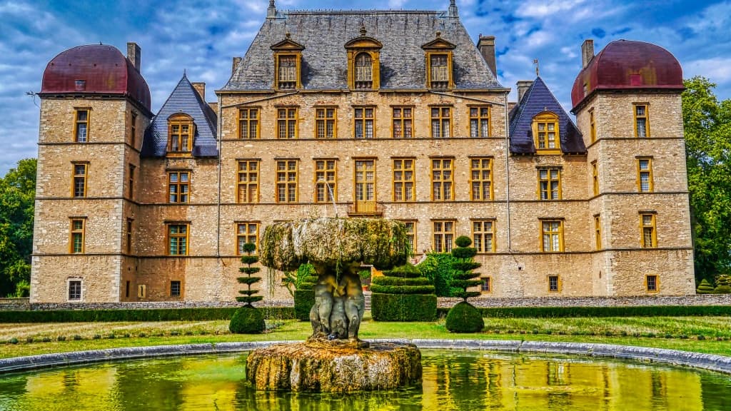 Le Chateau De Flecheres Ancien Repaire Du Gang Des Lyonnais Est A Vendre
