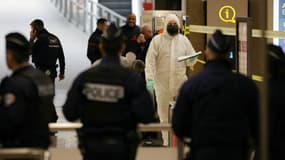 Des experts de la police scientifique sur les lieux de l'attaque à la Gare de Lyon à Paris le 3 février 2024.