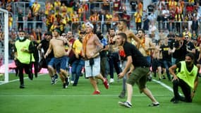 Plusieurs dizaines de supporters sont entrés sur le terrain à la mi-temps du derby entre Lens et Lille samedi 18 septembre au Stade Bollaert dans le cadre de la 6e journée de Ligue 1 