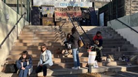 Le campus Carlone à Nice est bloqué le 28 mars 2023, contre la réforme des retraites.
