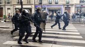 CRS et manifestants s'affrontent lors de la manifestation du 22 mai 2018 à Paris. 