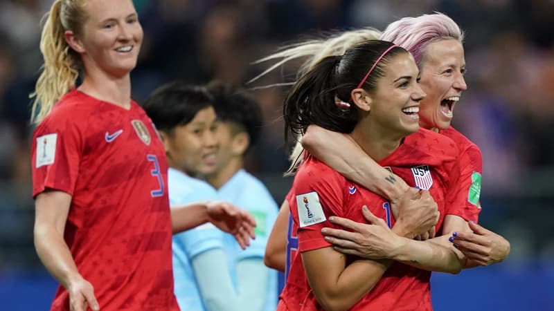 Alex Morgan, félicitée par sa coéquipière Megan Rapinoe.