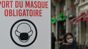 Un panneau stipulant le port obligatoire du masque, le 3 août 2020 à Lille 