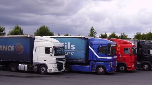 L'écotaxe poids lourds prévoit de taxer les camions de transporteurs au prorata des kilomètres qu'ils effectuent sur les routes gratuites.