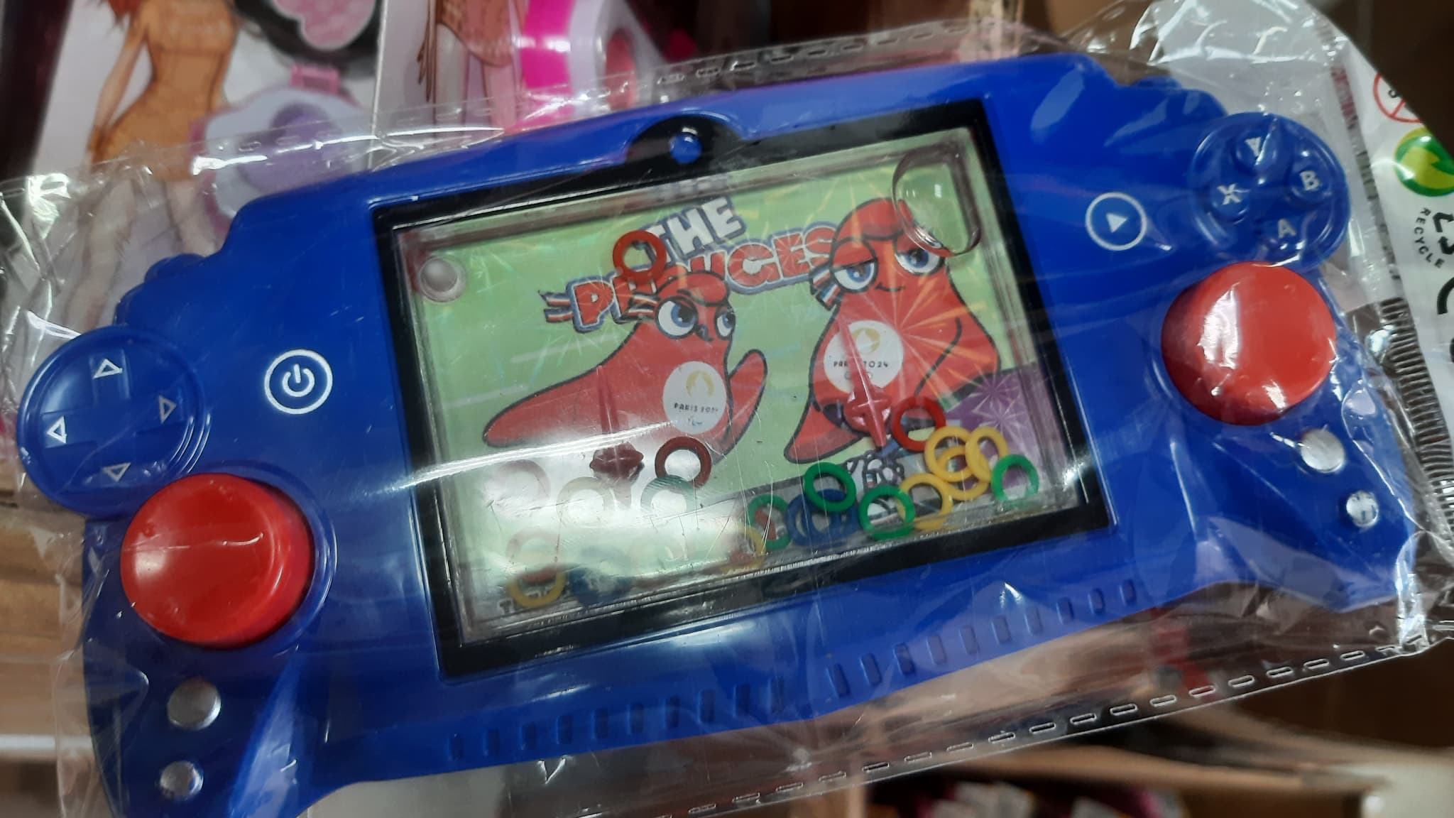Une console de jeux de contrefaçon Une console de jeux de contrefaçon