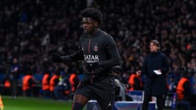 Quentin Ndjantou au moment de dribbler avec le PSG contre Tottenham en Ligue des champions, le 26 novembre 2025