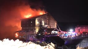 Un incendie au quatrième étage de l'hôtel de 11 étages de la station de ski de Kartalkaya à Bolu en Turquie le 21 janvier 2025. 