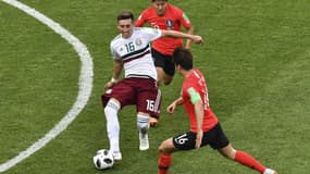 Jesus Gallardo entouré de deux joueurs coréens