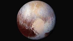 Photographie aux couleurs améliorées d'une des faces de Pluton, dévoilée le 24 juillet 2015. 
