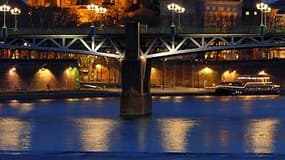 Le pont Saint-Pierre à Toulouse, la nuit