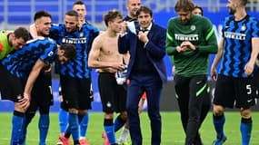 La joie de l'entraîneur de l'Inter Milan, Antonio Conte, et de ses joueurs, après leur victoire, 5-1 face à la Sampdoria, lors de leur match de Série A, synonyme de titre de champion d'Italie, le 8 mai 2021 au stade de San Siro
