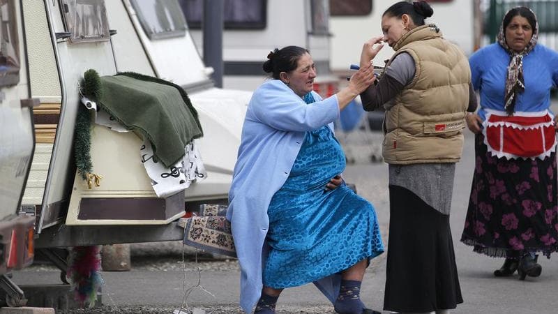 Des gens du voyage à Strasbourg. SOS Racisme portera plainte contre le maire UMP de Nice Christian Estrosi et Jean-Marie Le Pen pour leurs propos virulents à l'encontre des gens du voyage et des Roms. /Photo prise le 8 avril 2013/REUTERS/Vincent Kessler