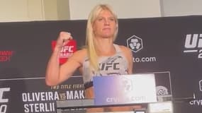 Manon Fiorot lors de sa pesée à l'UFC 280