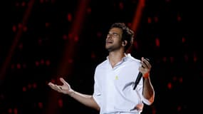 Le chanteur Amir sur scène, à Paris, France, le 7 octobre 2024, lors d'une cérémonie d'hommage aux victimes du 7 octobre 2023 et en soutien aux otages retenus captifs.