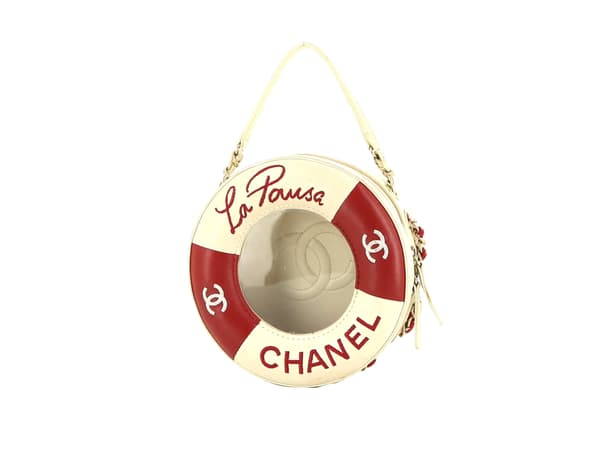 Le sac bandoulière Chanel Editions Limitées en cuir blanc et rouge, défilé Croisière La Pausa 2018.