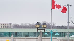 La ville de Toronto a annoncé vendredi qu'elle allait installer des panneaux solaires sur les toits de 215 ambulances afin de réduire les émissions de gaz à effet de serre de la plus grande métropole du Canada