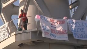 Nicolas Moreno est retranché depuis samedi matin au sommet de la grue à Nantes.