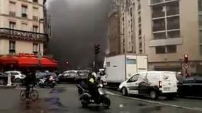 Un bus en feu à Paris - Témoins BFMTV