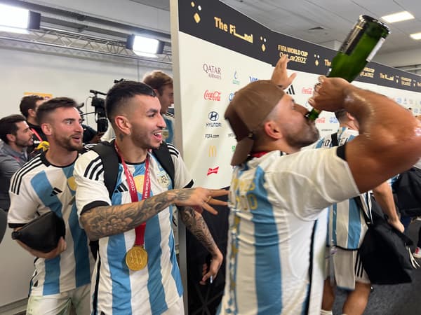 Aguero et les Argentins qui arrivent en zone mixte après le sacre en Coupe du monde 2022
