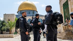 Des policiers israéliens près de la mosquée du Dôme du Rocher à Jérusalem-Est, le 18 juin 2023. (photo d'illustration)