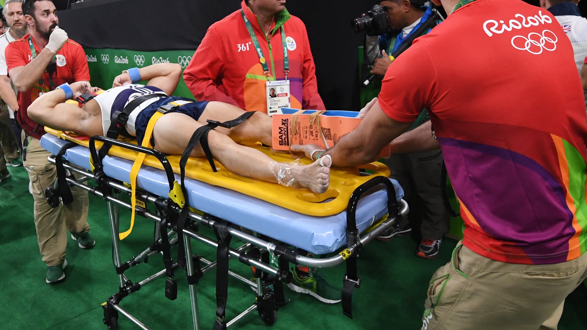 Samir Aït Saïd sur la civière après sa terrible blessure aux Jeux de Rio
