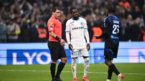 Jonathan Rowe discute avec l'arbitre lors du match OM-Strasbourg (1-1, L1), le 19 janvier 2025