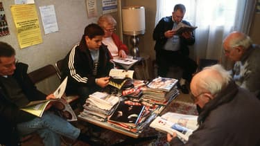 Des patients dans la salle d'attente d'un médecin généraliste de Vitry-sur-Seine, dans le Val-de-Marne, en 2002.