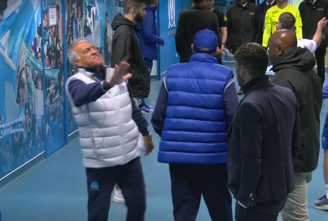 Ghislain Printant se chauffe avec le banc niçois dans le tunnel du Vélodrome, à la pause du match entre l'OM et Nice, le 24 avril 2024.