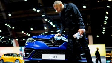 Image d'illustration - Une Renault Clio neuve en exposition dans un salon.