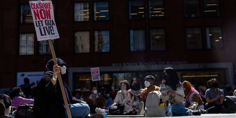 Des étudiants de l'université de New York manifestent pour un cessez-le-feu à Gaza, le 22 avril 2024