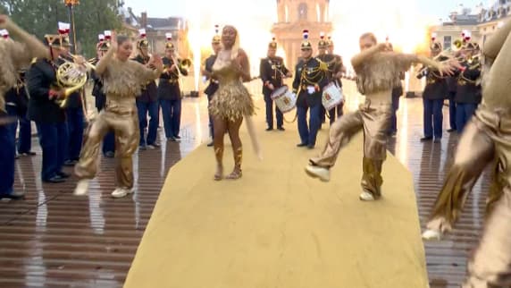 Aya Nakamura chante lors de la cérémonie d'ouverture des JO avec la garde républicaine, 26 juillet 2024 Aya Nakamura chante lors de la cérémonie d'ouverture des JO avec la garde républicaine, 26 juillet 2024