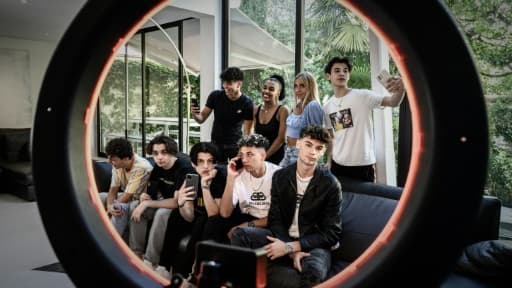 Photo prise le 29 mai 2020 dans une villa parisienne de jeunes influenceurs qui postent leurs créations sur le très populaire réseau social TikTok
