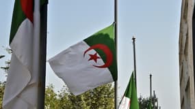 Les drapeaux algériens mis en berne lors du premier des trois jours de deuil national décrété face aux incendies meurtriers en Kabylie, le 12 août 2021 
